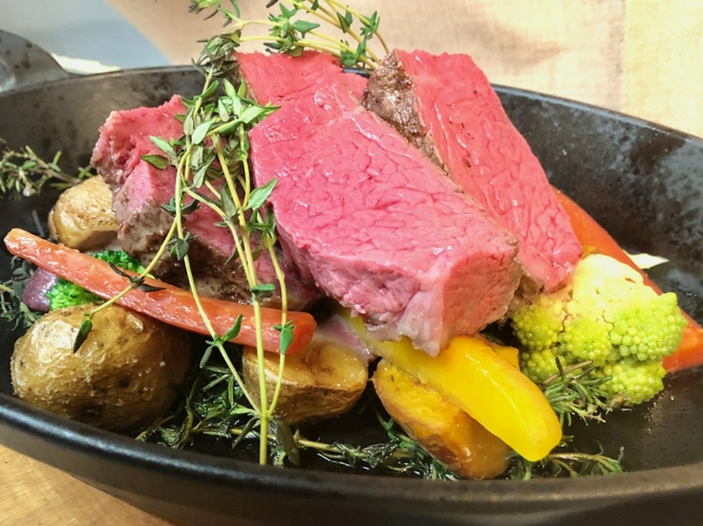 １日８００ｇの数量限定品『北海道大沼牛熟成ロース肉のステーキ』