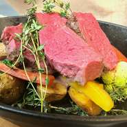 肉の熟成ブームになる5年以上前から先駆けで仕入れ。牛舎の熟成庫で45日間熟成をかけた上質な味わいのロース肉です。肉の旨味と共に、ナッツのような芳ばしい香りが口の中にふわっと広がります。