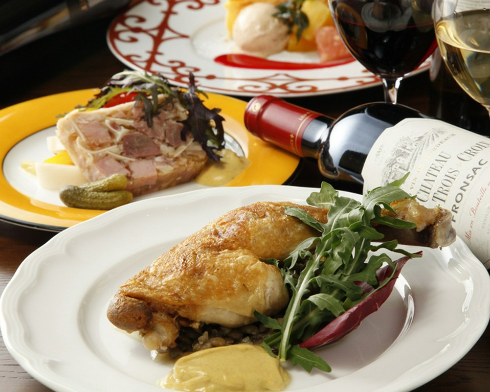 アラカルトより前菜３品、メインディッシュ１品（４名様以上は２品）お選び頂ける大皿コースとなります