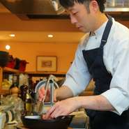 オープンキッチンからの元気な挨拶や、笑顔の接客。料理の美味しさを更に高めるべく、お客様を大切に思う気持ちを大切に、上質なひと時を提供されています。お客様の笑顔が何より嬉しいそう。
