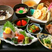 ランチタイムは【お味噌汁屋さん　杏】として喜泉の料理人兼若女将・美友が腕を振るいます。
前もってご相談いただければ、お子様用のメニューもご用意も可能です。昼宴会も承ります。お気軽にお問い合わせください