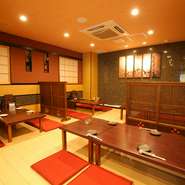 自慢の広いお座敷は、40名様以上で貸切OK！最大60名様までご着席OK。当店オリジナル料理を大人数で気兼ねなくお楽しみください。（※ご予約のご人数により、お席は調整させていただきます。）