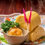 出汁がじゅわ～っとしたたるふわふわでジューシーな特上だし巻きは喜泉のイチオシ料理です。
ひと巻きひと巻き丁寧に時間をかけて巻き上げた究極の逸品です。
リピーター続出の【特上だし巻き】是非ご賞味ください！