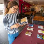 店内にはいたるところに本やアート作品が展示されており、芸術を感じながらお食事を楽しんでいただくことごできます。店内の本は自由にお読みいただけますので、ぜひ食後のコーヒータイムにお楽しみください。