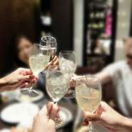 4名様～ご利用いただけるパーティープランは飲み放題付きで4000円～とリースナブル。お好みに合わせてお料理のグレードアップもできるので、お気軽にご相談ください。30名様～は貸切も対応しております。