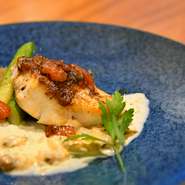 元板前のシェフの目利きで仕入れた魚料理は特にオススメです。