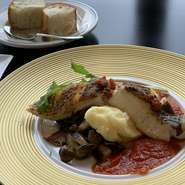 ・前菜盛り合わせ
・スープ
・本日のメイン
・パンorライス
・ドリンク
※パンはおかわりしていただけます

◆メインをお選びください
・本日の魚料理
・本日の肉料理
・牛ロースステーキ（＋500円）