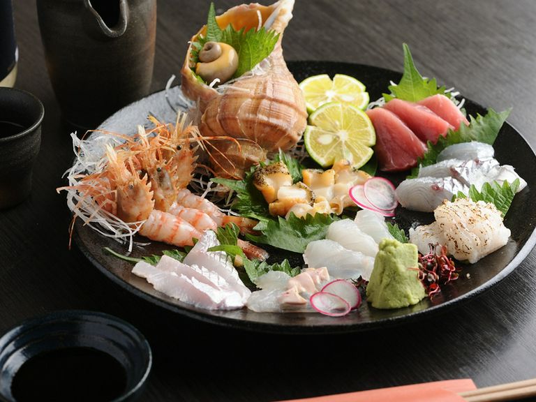 新鮮、ピチピチ！　その日の良いものを集めた『刺身盛合せ』※写真は2人前