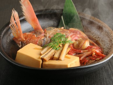 食べるかたに合わせて仕上げる逸品。一人でも、シェアしても大満足の『キンメダイ　煮付け』