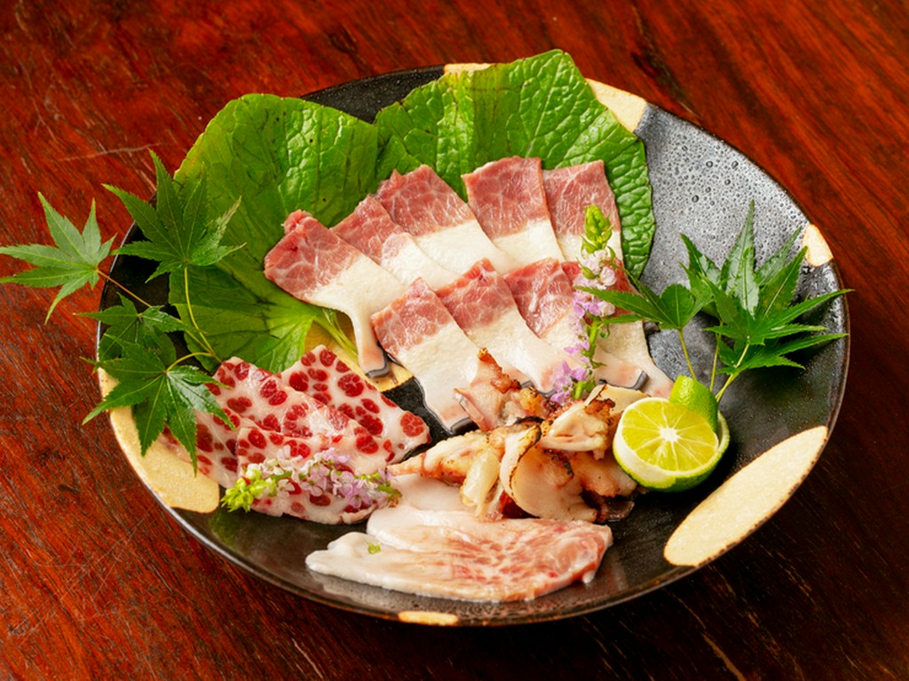 独自ルートより入荷した、フレッシュな鯨肉『鯨のお造り盛り合わせ』