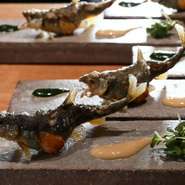 旬の食材を店主自ら目利きし厳選。日によって扱う食材が異なるため、決まったメニューはないとのこと。四季のうつろいを表現し目でも楽しんでいただけるよう、さまざまな調理方法で提供することを心掛けているそう。