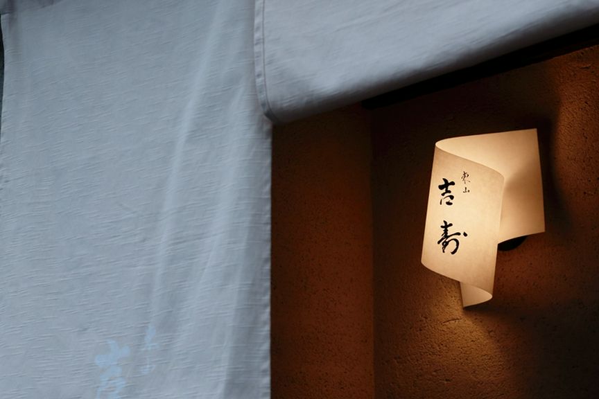 大きく真っ白な暖簾で店名をわざと隠す。遊び心ある「隠れ家」