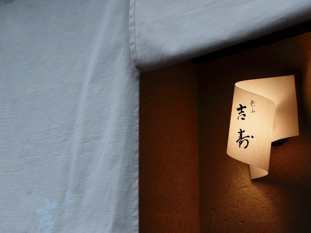 大きく真っ白な暖簾で店名をわざと隠す。遊び心ある「隠れ家」
