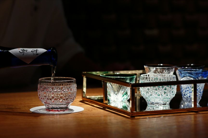 メインに一枚板のカウンター。日本酒は江戸切子で味わうこだわり