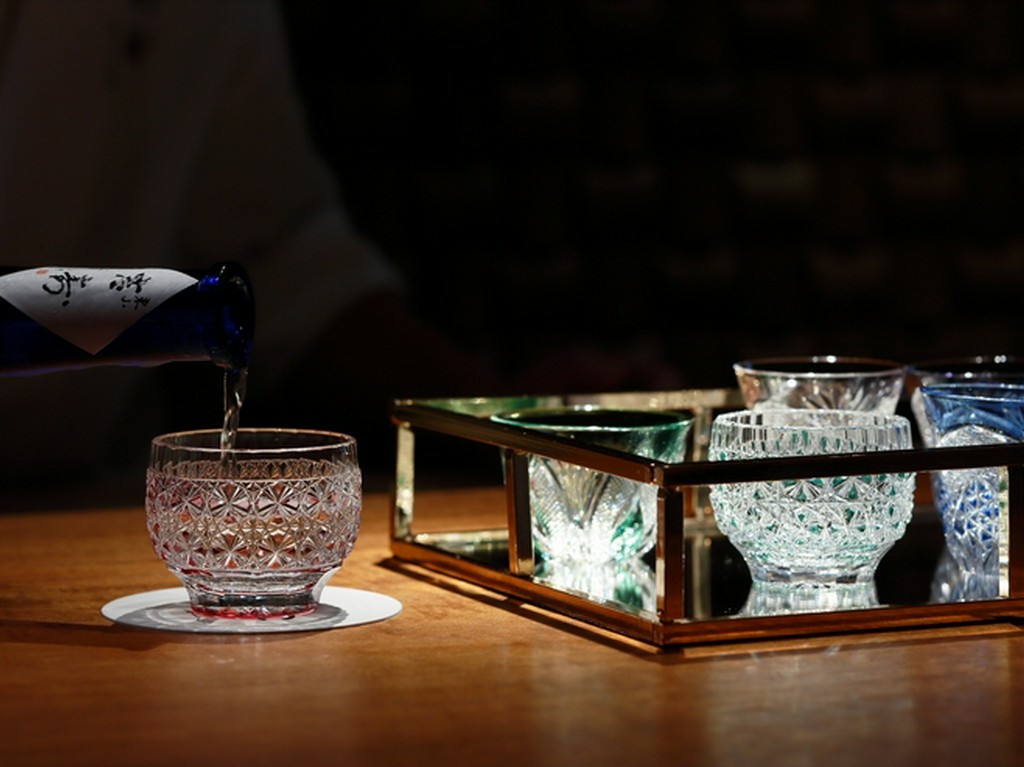 メインに一枚板のカウンター。日本酒は江戸切子で味わうこだわり