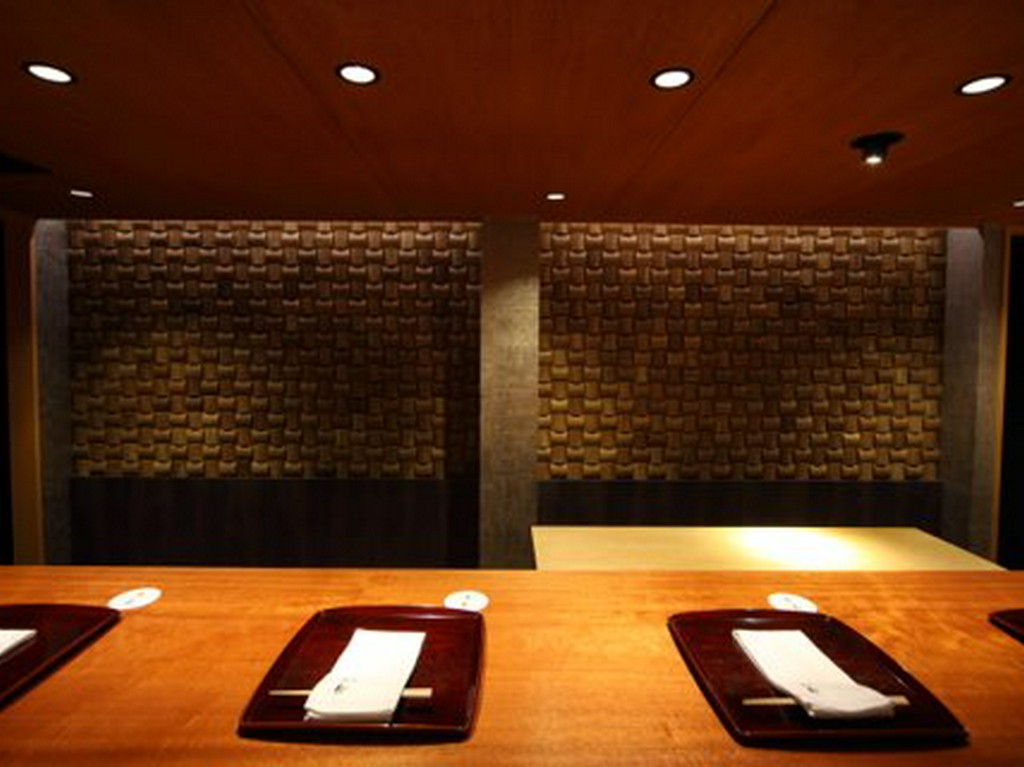 利き酒師の資格を持つ店主が厳選。お店オリジナルの日本酒も