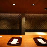 店主は料理だけでなく日本酒にも精通。利き酒師の資格を持ち、お客様の好みや料理にあわせ提供されています。数少ない洛中の蔵元である松井酒造で作られた【東山　吉寿】オリジナルの日本酒はぜひ一献傾けて。