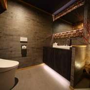 一番に設計した場所。女性の方へとのオーナーの心づかい。すべて自動で冬は温水で手洗いをして頂きます。