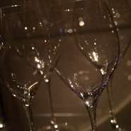 グラスはうすはり 
ビールは熟撰
泡は3回捨て直し最高のクリーミーを提供しております。