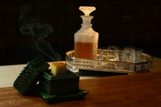 店主こだわりの逸品『自家製燻製チーズとともにハイボールを』