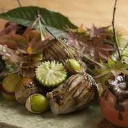 【東山　吉寿】では春は京都の筍、夏は川魚など、店主こだわりの四季折々の美味しい食材を楽しめます。写真は紅葉の秋をイメージした『ふき寄せ風』。盛り付けにもこだわり、日本の四季が美しく表現された逸品です。