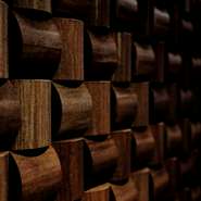 料理は最も身近なエンターテインメント。有名テーマパークで過ごすようなワクワク感や感動を与えたい、と語る鈴木氏。居心地の良い空間にもこだわり、特にトイレは広めでゆったりと過ごせるよう工夫されたそう。