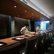 居心地の良さや調度品にこだわった空間で、日々変わるコース料理や美味しいお酒を心ゆくまで堪能できます。カウンター席では目の前で店主の華麗な手技やサービスを楽しめ、大切な人とのディナーにぴったり。