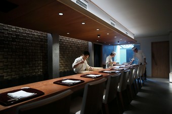 日々変わるコース料理と日本酒に舌鼓。大切な人と訪れたい