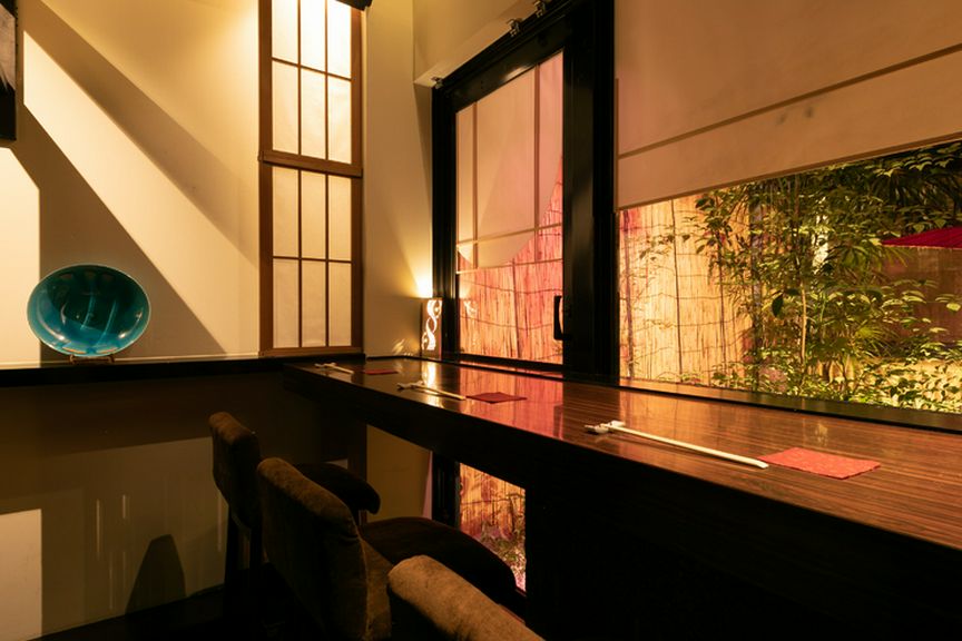 中庭を眺めながらカウンター個室で口説けます!