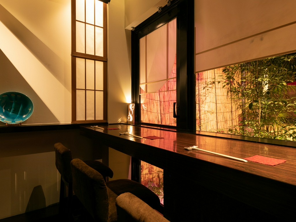 中庭を眺めながらカウンター個室で口説けます！