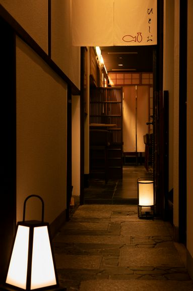 しっぽり和モダンな空間で、ごゆっくりどうぞ。