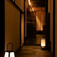 ゆったりとリラックスしてお酒やお食事をされたい方にぴったりの空間。和の雰囲気のある内装や調度品などもご注目ください。女性同士のお集まりや、会社のお仲間と、ご友人との飲み会などにも是非ご活用ください。