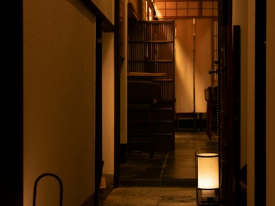 しっぽり和モダンな空間で、ごゆっくりどうぞ。