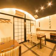 鮮魚を寝かせて旨味を閉じ込めた自家製の『熟成刺身』は、鮮魚にはない濃厚さと豊かな風味を味わえる。京都の地酒のお供にぴったりな逸品です。京都ならではの和の雰囲気の中、至福の時間をお過ごしください。