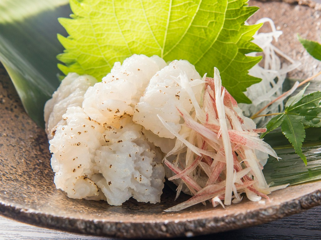 別格！！　活けハモ焼霜造り　鱧は夏より、、、