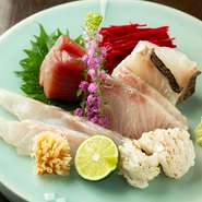 活〆にした鮮魚をしっかり血抜きし、真空状態になった状態で専用冷蔵庫へ。魚を寝かせることで旨味を倍増させます。2～3日の短期間の熟成から、20日以上寝かせた熟成刺身もございます。