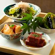 当店で扱う「お出汁」は、丸1日水に漬けた昆布をじっくり4時間煮出し昆布の旨味を最大限に引き出したものを鰹と合わせます。大根の唐揚げ、生麩、生湯葉などの素材を活かした京都料理が人気です。