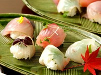 旬の新鮮なネタを使用して、日本の食文化である『寿司作り』が体験できます！

【メニュー内容】
・手毬寿司(3～4貫)
・握り寿司(7～8貫)
・巻き寿司(1本)
・味噌汁
・抹茶プリン

※毎日「12時～14時」開催