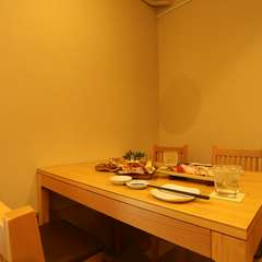 清潔感あふれる白木のカウンター席とテーブル席でくつろいで