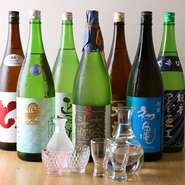 秋田県の蔵人集団“NEXT5“に所属するメンバーが造る『山本「ど辛」』は、分離酵母「セクシィー山本酵母」で仕込まれた超辛口。強い味を持つ地魚とよく合います。そのほか、月替わりの地酒を各種ラインナップ。