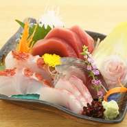鮮度抜群の全国各地で水揚げされた地魚をお造りで用意。鮮度抜群で、その地方独特の地魚の味をダイレクトに味わえる一品です。例えば、高知県宿毛エリアの地魚は黒潮にもまれた味の濃さを楽しめます。
