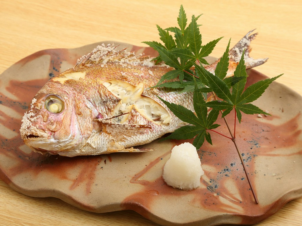 水揚げされた産地ならではの旨さを味わえる『地魚の姿焼き』