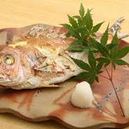 毎日全国各地から珍しい地魚を厳選して取り寄せています。その日によって入荷する内容が変わるので、来店するたびに違う地魚が楽しめるのもポイントです。日によっては、『兜焼き』もあります。
