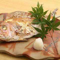 水揚げされた産地ならではの旨さを味わえる『地魚の姿焼き』