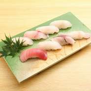 赤酢を強めにブレンドした酢飯がそれぞれの地魚に負けず、相性の良さも味わえる握り寿司です。高度な目利きの技術を持つ業者が選び抜く全国各地の地魚を、はっきりした味の酢飯が引き立てています。