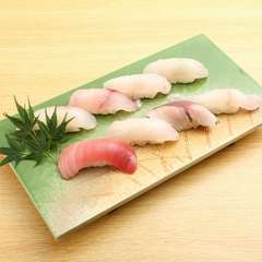 酢飯との相性の良さも楽しめる『本日の地魚の握り盛合せ八貫』