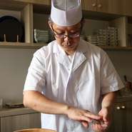 自然体でリラックスしながら、過ごしていただける雰囲気を提供しています。より美味しく料理やお酒を楽しんでいただくために大切だからです。お客様からの質問には、一から十まで真摯に答えることも心がけています。