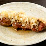 ともかく焼き立てを食べたい！新鮮な国産の白レバーは、クセがなく口の中でとろける食感です。旨みが濃く、噛むほどに深い味わいの白レバーを自家製の塩ねぎダレが引き立てます。数量限定の人気メニューです。