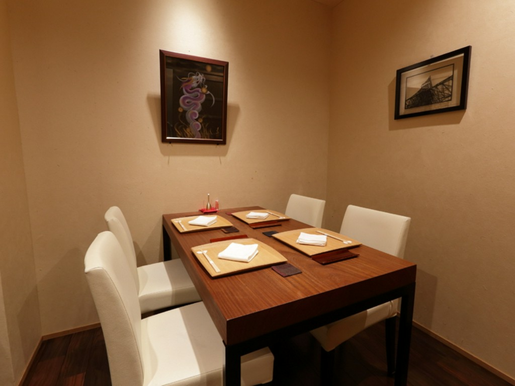 2～4名で利用可能な完全個室。ゆったりとくつろげる