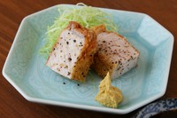 養豚が盛んな新潟県津南町のブランドポークを使用。低温でじっくり丁寧に火入れし、衣はかりっ、肉はしっとりとした仕上がりです。閉じ込められた肉の香りや旨みを満喫できます。